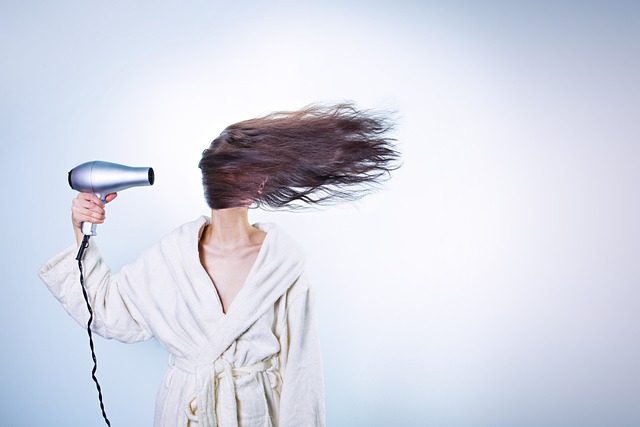 輝く髪の女性がヘアケアミストを使用しているイメージ