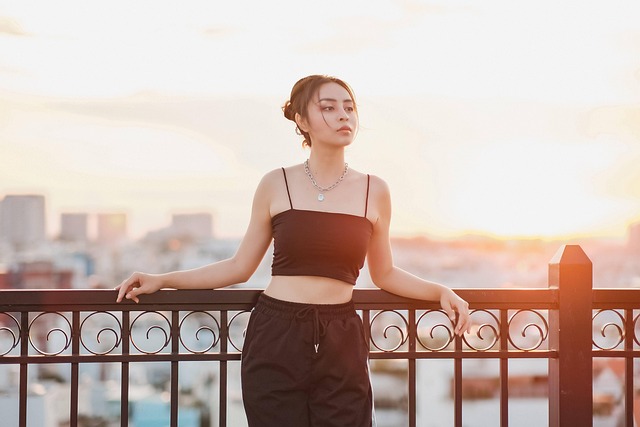 新しいドライヤーで髪を乾かし、自信に満ちた表情の女性のイメージ