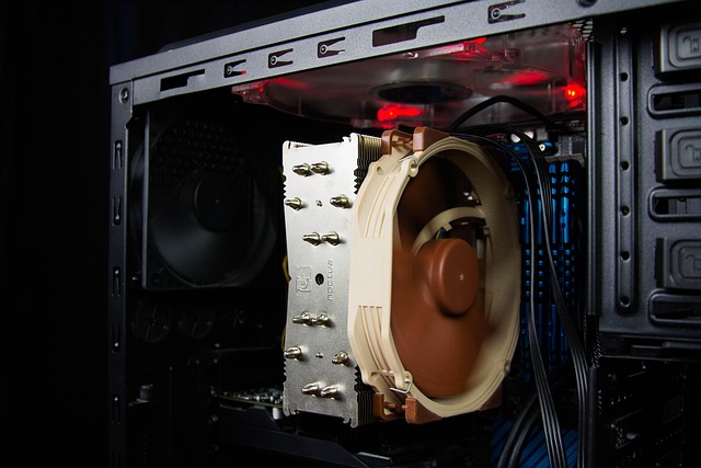 PCケースのサイドパネルを開けて内部を清掃する様子