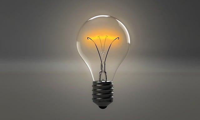 様々な種類の電動サンダが並べられ、それぞれの特徴を示すアイコンが描かれている
