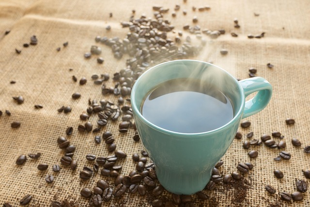 コーヒー豆の品質をチェックする様子