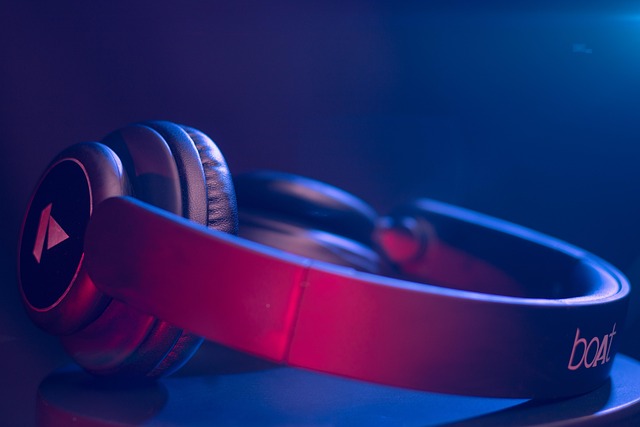 様々なBluetoothスピーカーが並べられたスタイリッシュな空間
