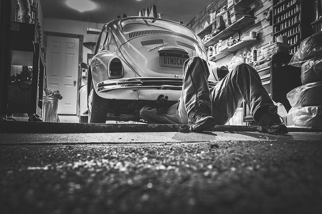 工具セットを使ってネジを締める手元と、使用後の工具をきれいに拭く様子