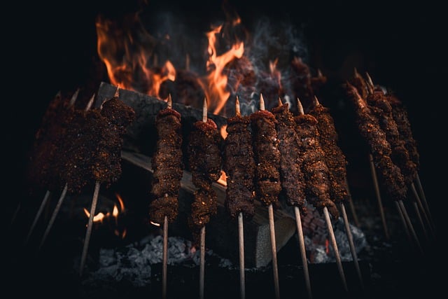 家族や友人と食卓を囲み、電気グリルで焼肉やたこ焼きを楽しむ人々