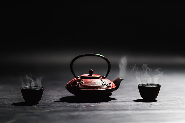 様々なデザインの紅茶ポットが並べられた棚、それぞれの素材や形状がわかる