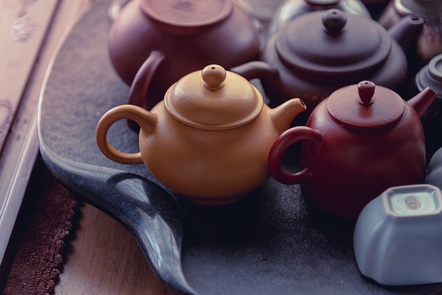 美しい紅茶ポットと温かい紅茶が注がれたカップ、優雅なティータイムのイメージ