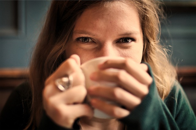 淹れたてのコーヒーを笑顔で楽しむ女性