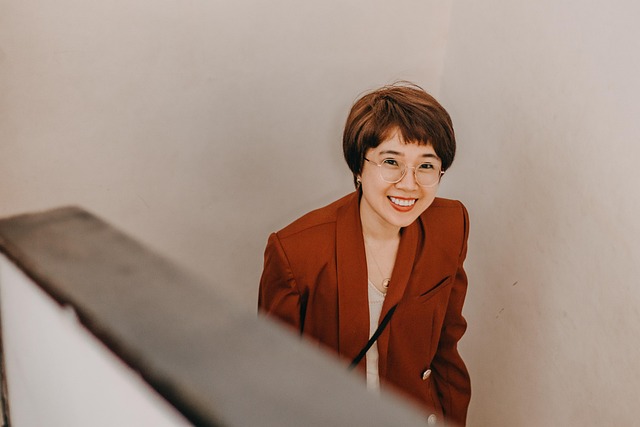 伊達メガネを試着している女性が鏡を見ている様子