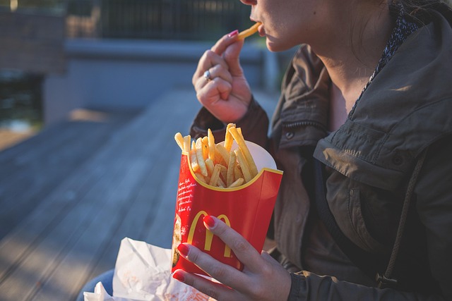 ノンフライヤーで調理されたカリカリのフライドポテトと、油を使わないヘルシーさを表現する野菜