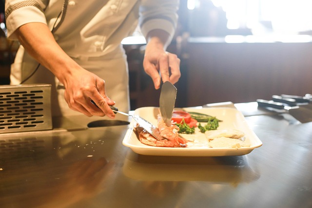 ノンフライヤーで調理中の食材をトングで確認する様子