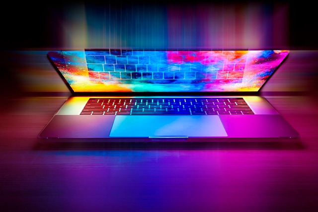 カフェでノートPCとモバイルモニターを並べて作業するビジネスパーソン