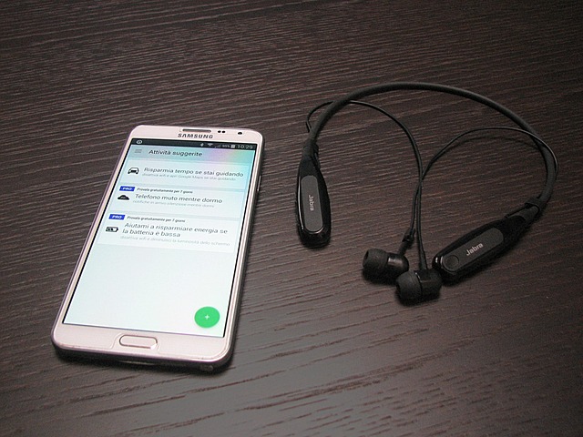 有線、無線、オーバーイヤー、インイヤーなど様々なタイプのヘッドセットが並べられた比較イメージ