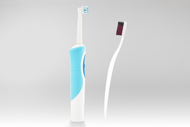 異なるブラシヘッドを持つ電動洗顔ブラシの比較