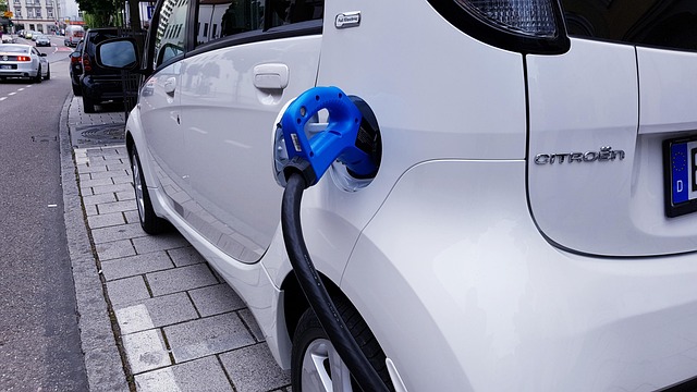 電動洗顔ブラシの防水性能や充電方式を示すアイコン