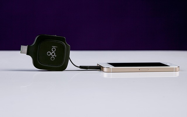 モバイルバッテリーを充電し、デバイスに給電している様子
