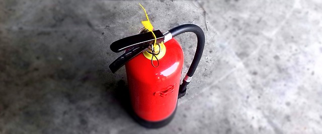 防災ラジオを充電している様子とメンテナンス用品