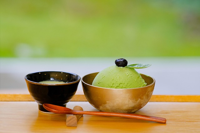 煎茶、玉露、ほうじ茶など様々な種類の日本茶が並ぶ