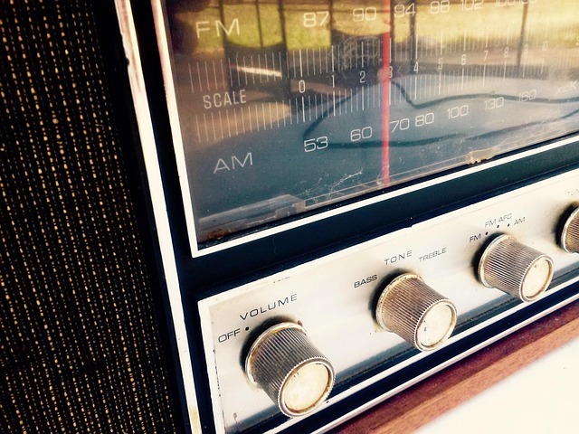 FMラジオから流れる音楽を聴きながらリラックスする人のイメージ