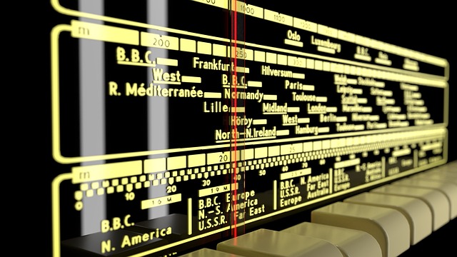 FMラジオのチューニングダイヤルやアンテナをクローズアップしたイメージ