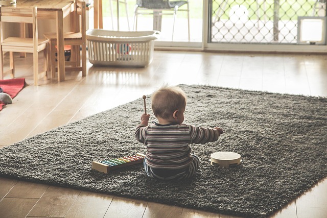 子供が楽しそうにつみきで遊んでいる様子