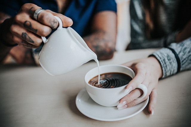 温かいコーヒーが入ったおしゃれな陶器のマグカップ
