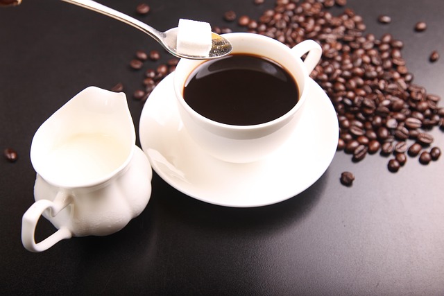 様々な種類のコーヒーポッドとコーヒーメーカー