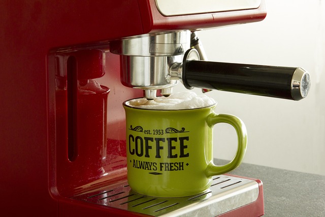 コーヒーメーカーを清掃している様子