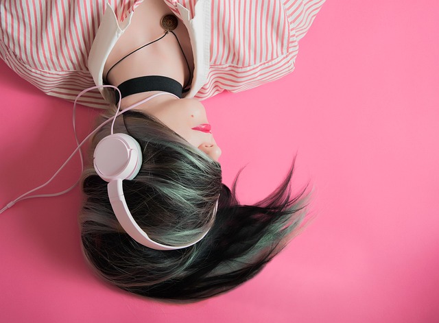 ノイズキャンセリングイヤホンを装着し、静かな環境で音楽を楽しむ人のイメージ