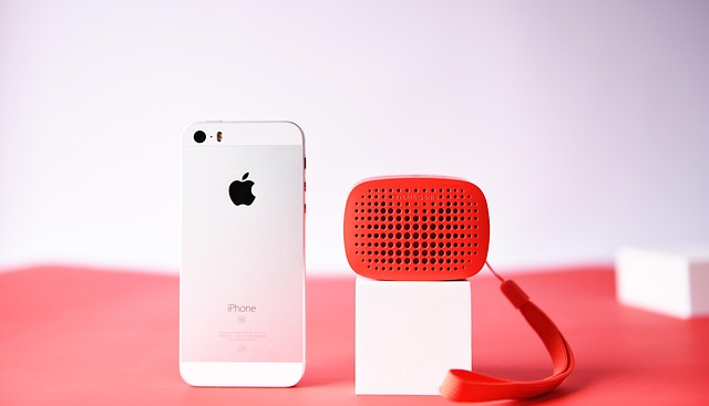 ワイヤレススピーカーから広がる音波のイメージ、音楽を楽しむ人々のシルエット