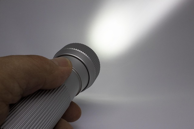 LED美顔器の光の波長を示すグラフとデバイス