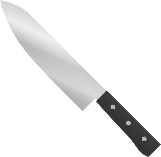 キッチンでフライ返しを手に持ち、注意深く製品をチェックする人