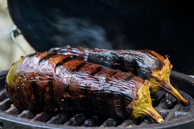 BBQコンロの素材や構造を示す分解図、耐久性や手入れのしやすさを強調