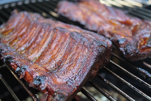 BBQコンロを組み立て、炭に着火し、食材を焼いている一連のステップ