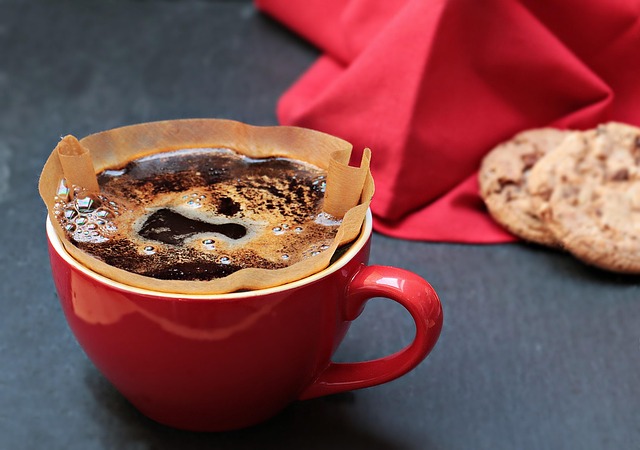 ハンドドリップでコーヒーを淹れる様子とドリッパー