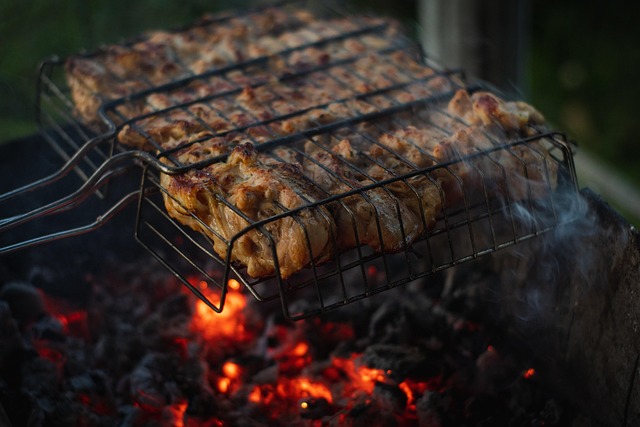グリルで肉を焼く様子と、使用後に清掃する様子