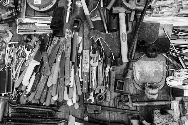 様々な種類の工具が並べられた作業台のイメージ