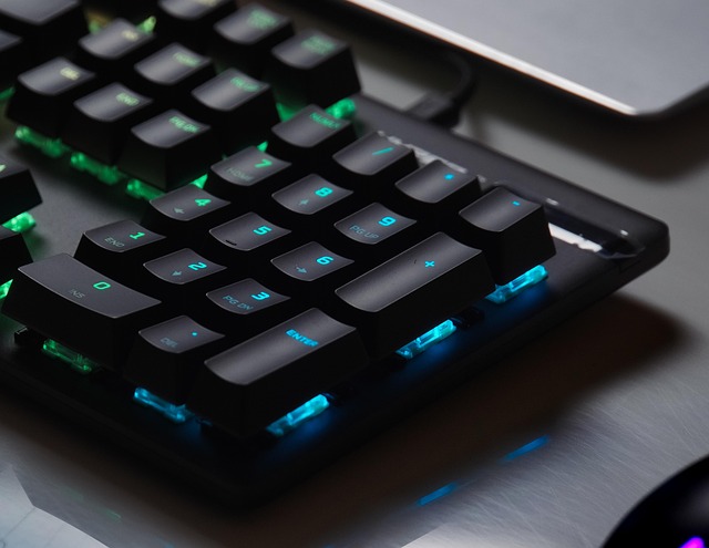 ゲーミングマイクを正しい位置に設置し、PCで設定画面を開いている様子