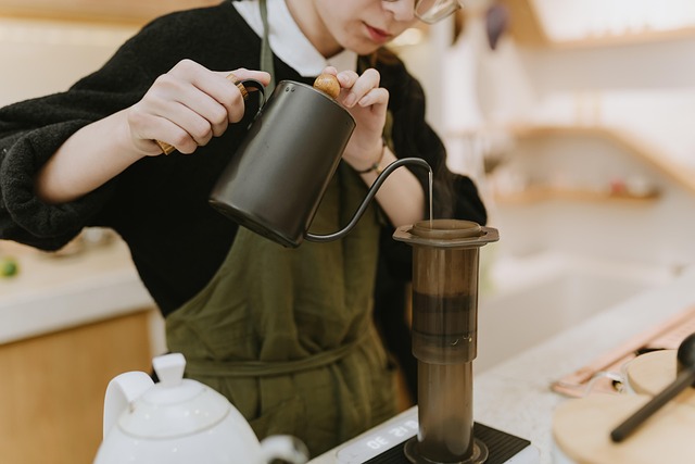 エアロプレスで淹れたてのコーヒーと本体