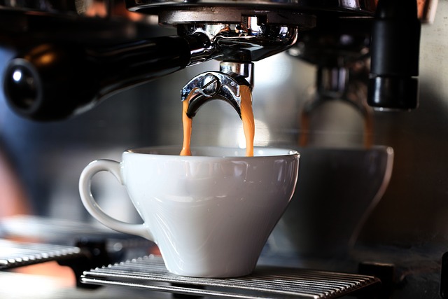 エアロプレスでコーヒーをプレスする手元
