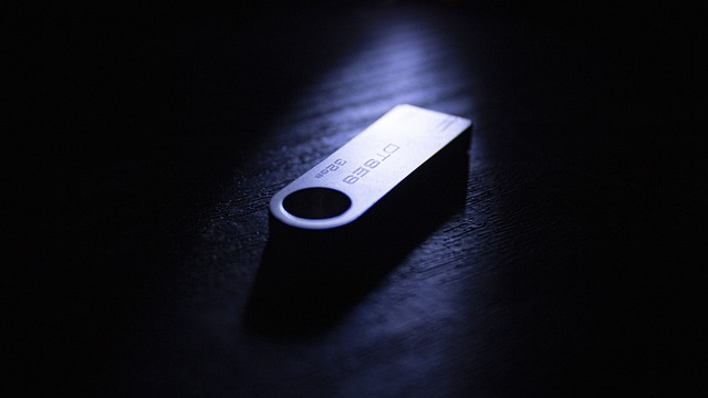 様々な種類のUSBメモリが並べられたイメージ