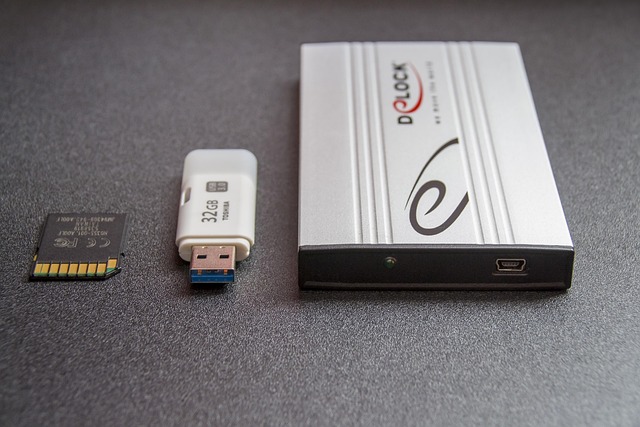 注意を促す標識とUSBメモリ、データ損失の警告アイコン