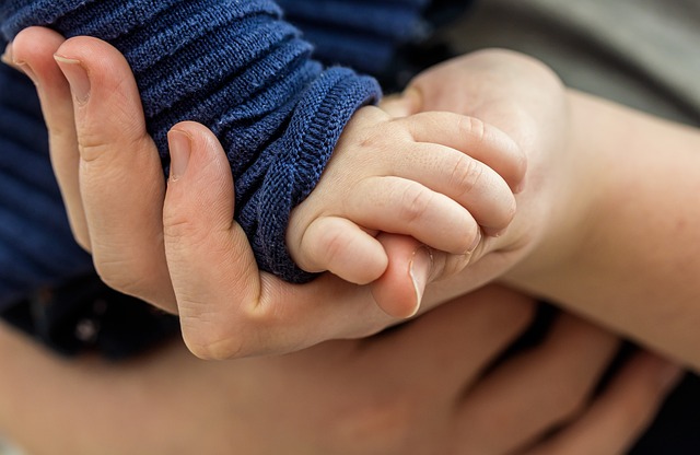 様々な種類の定規が並べられた机の上で、手元を拡大して見せるイメージ