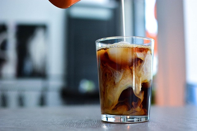 様々な種類のコールドブリュー器具が並べられた比較画像