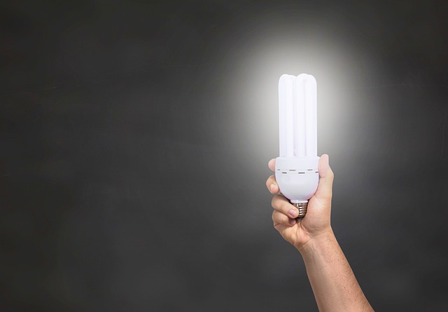 スカルプケアデバイスの機能ボタンとLEDライト