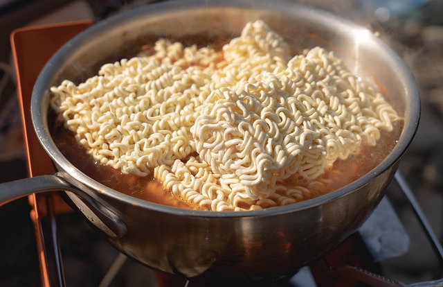 キャンプサイトでツーバーナーを使って朝食を作る様子