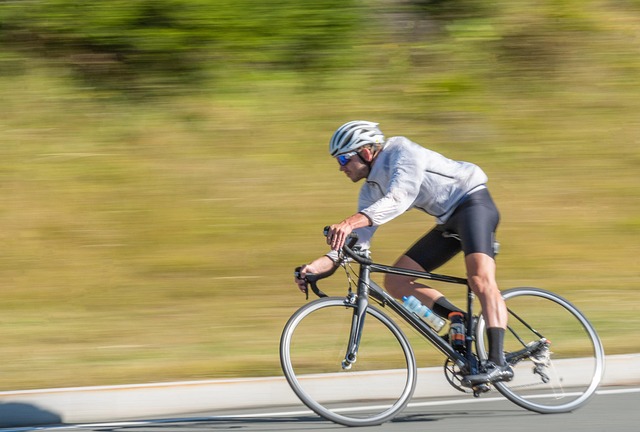 フィットネスバイクの有名ブランドロゴが並ぶ画像