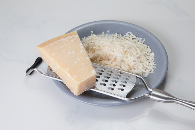 新鮮な大根をセラミック製のおろし器でおろしている様子