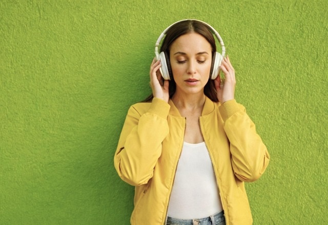 ヘッドホンを装着して音楽を楽しむ人