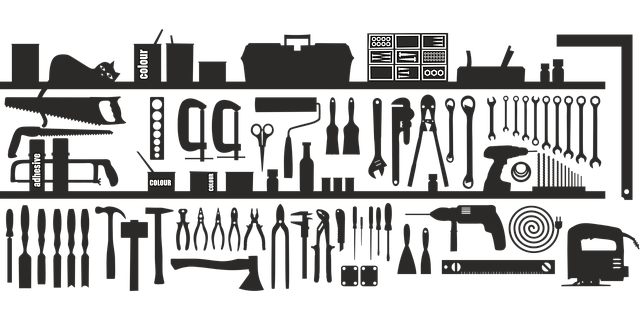 有名工具メーカーのロゴが並ぶ背景に工具収納