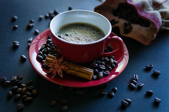 ハンドドリップでコーヒーを淹れる様子とコーヒーポット